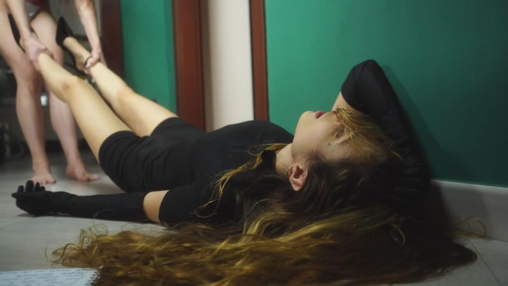 她渴望复仇，想让Rey付出代价，她击倒了她的搭档Leon