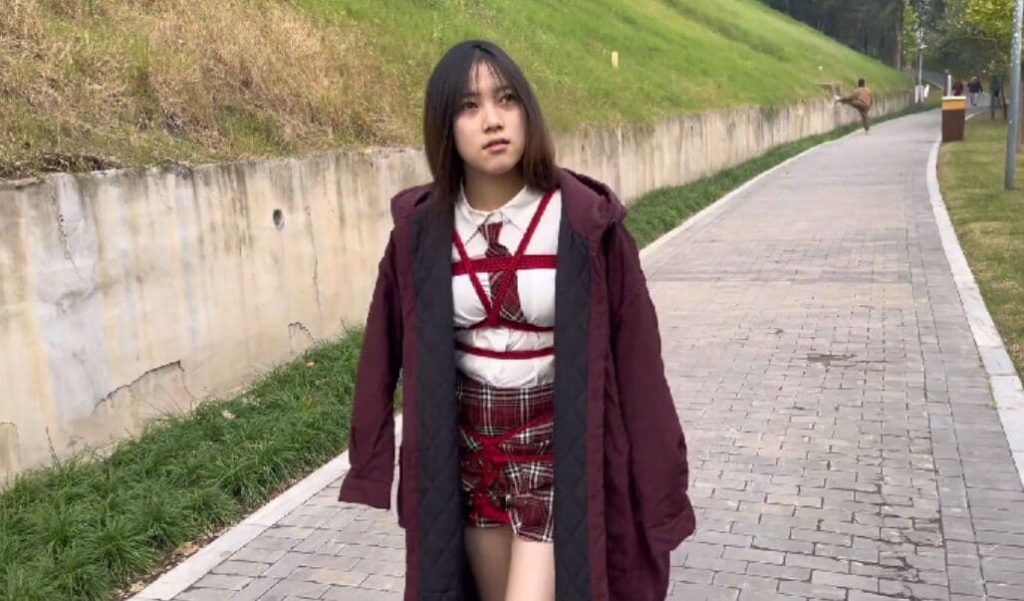 户外 调教 捆绑 路边皮鞭抽打 面对路人相当刺激，脱掉鞋子光着脚TK