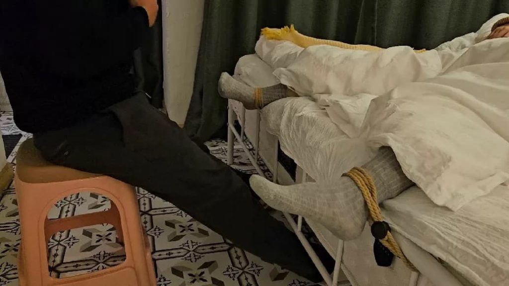 真实开发的淘宝模特，捆在民宿床上瘙痒她脚心！