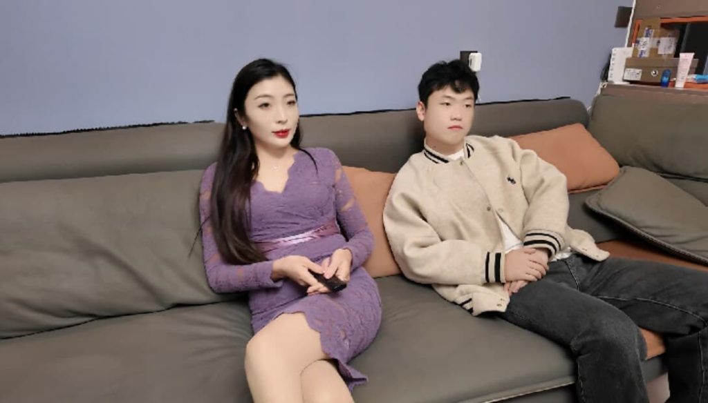 母子 – 妈妈深深的喜欢上这个刺激的游戏