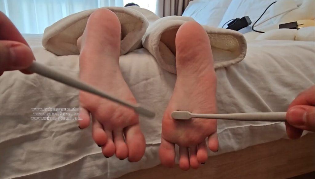 真实tk04年南方妹子嫩脚心，脚心敏感很会躲