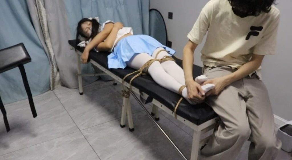 【咕咕1003】【游戏挑战回】捆绑+口球+8层蒙堵时用裸足打王者solo，输了TK惩罚