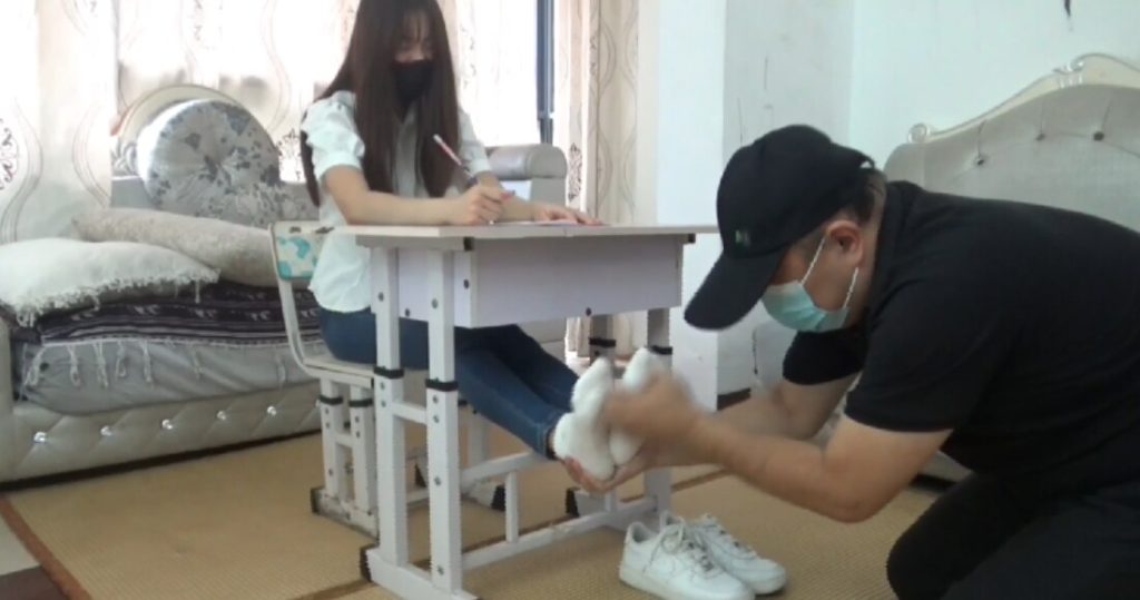 【新月】定拍 TK 桌子下玩JIO 脱鞋 狠挠白袜JIO 为了影响她学习必须要挠惨她