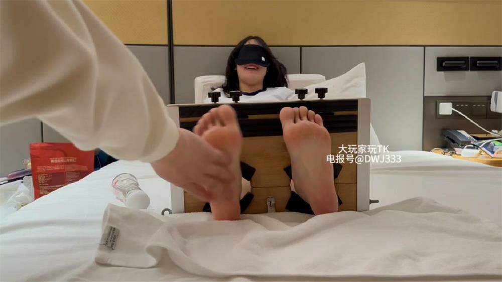 通城大玩家-怕痒眼罩妹子足枷TK挠痒