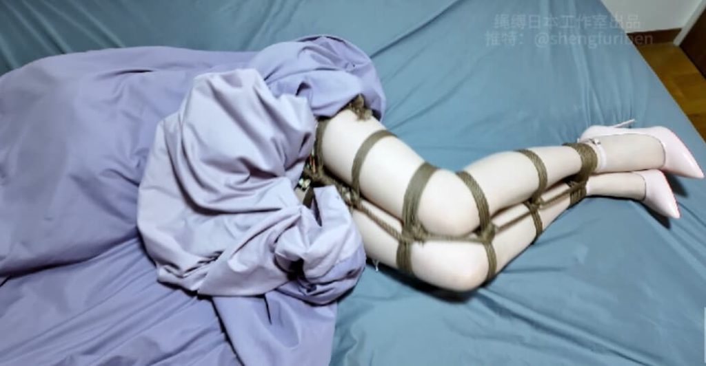 「白兔」「旗袍少女」绑架剧情，逃脱不能，原味丝袜堵嘴啵啵贝失控，全程TK玩弄