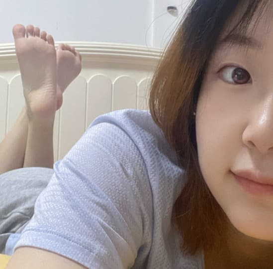 约现06年小萝莉，到酒店狠挠爽玩她的敏感脚心