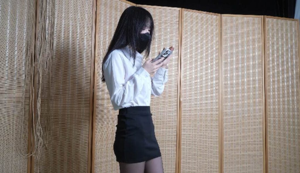 香软嗷嗷驷马+绑头发tk脚底再把嗷嗷绑在长椅上全身tk