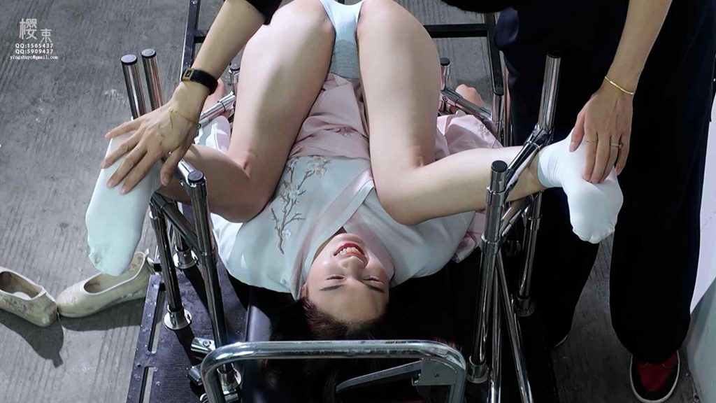 《十号人体试药》今天由第十号试验者进行新研制的痒痒油试验并记录！