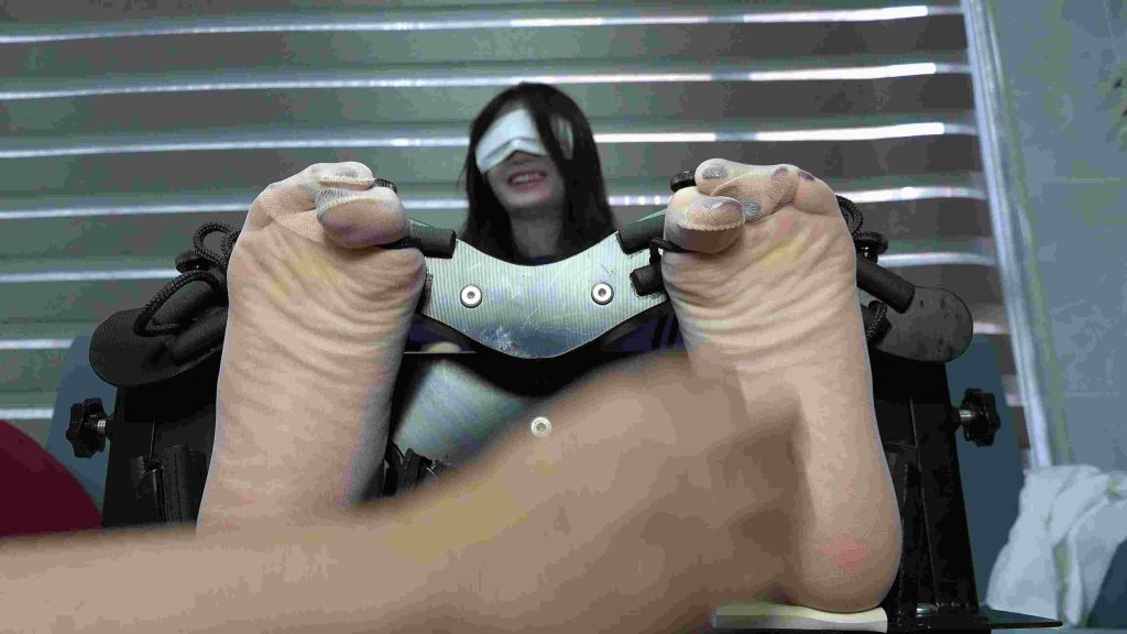 玉玉蒙眼我挠她的丝袜美脚