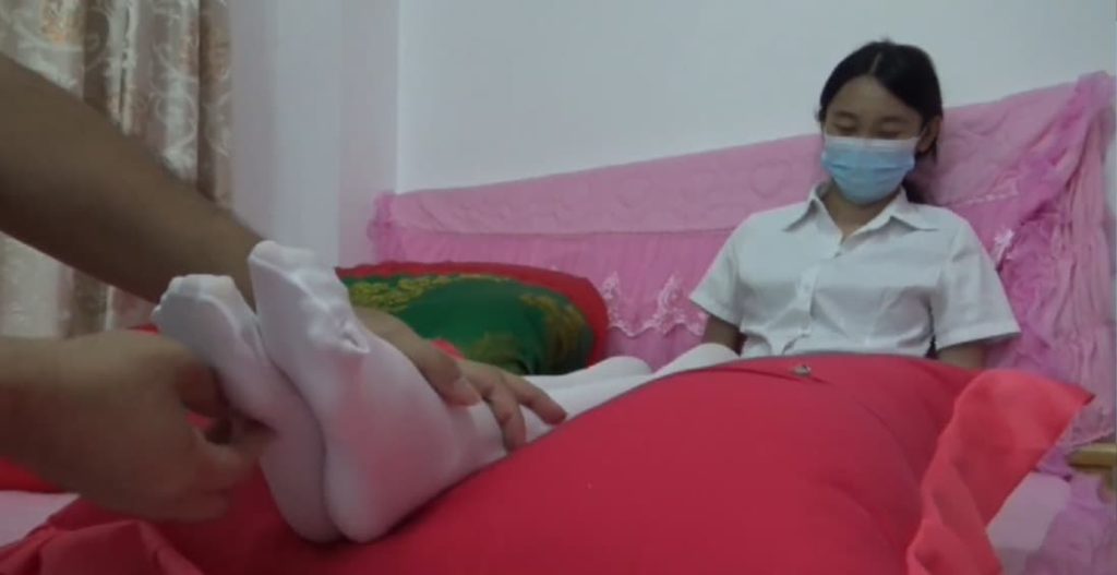 【红豆】女贼被挠