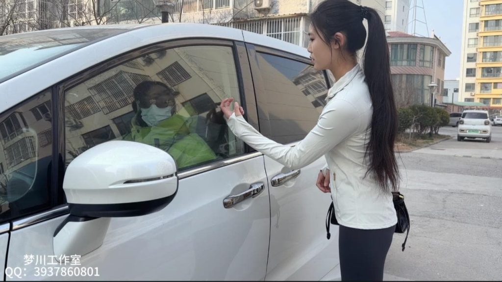 终极户外极品瑜伽女私教山野小区乘车被恶徒