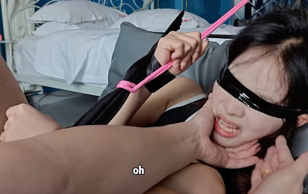 18岁少女 正在慢慢被打开的羞耻心 羞耻的挠脚心