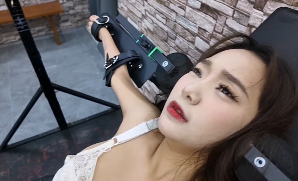 把驴驴禁锢起来,然后强制带入口中,强制tk至失J……