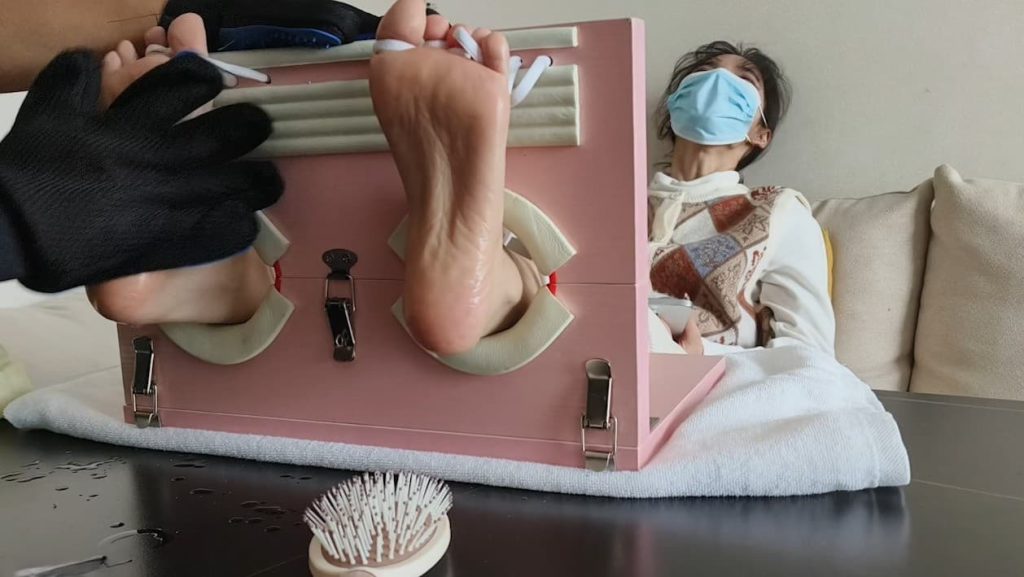 酒店挠邻家小妹脚心