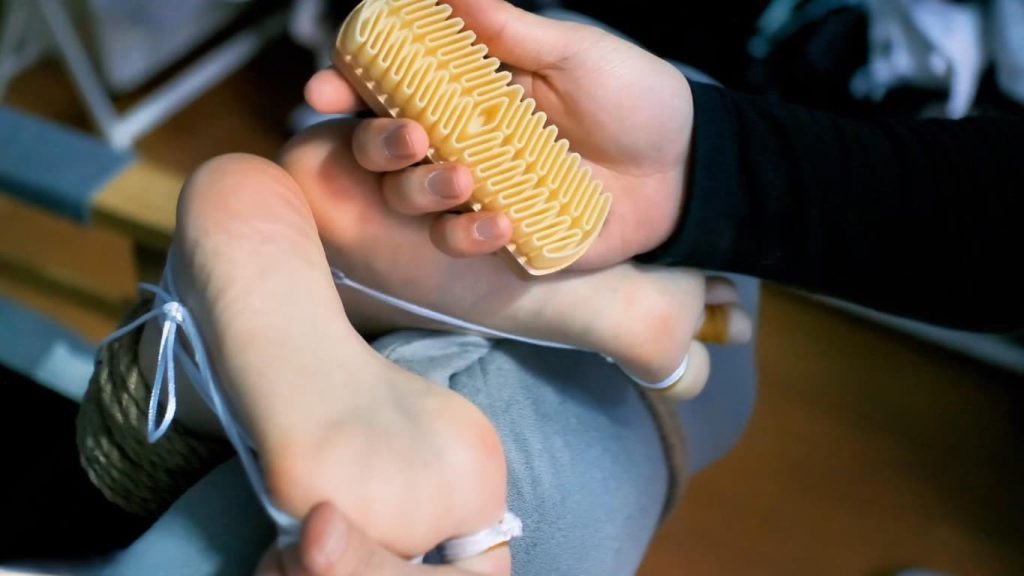 自拍 女友的脚被挠到爽