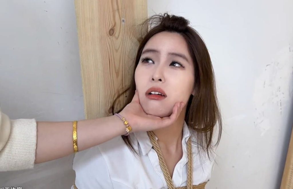 老虎凳上的苏苏 接受挠痒折磨