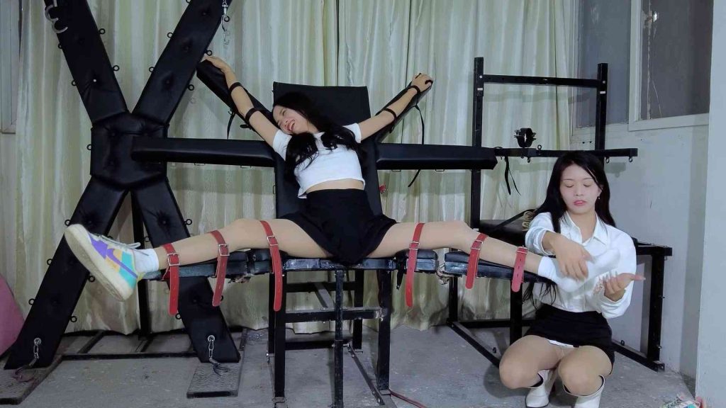 《赌约挑战》草莓挑战在tickle wrestling战无不胜的老选手雪妮！