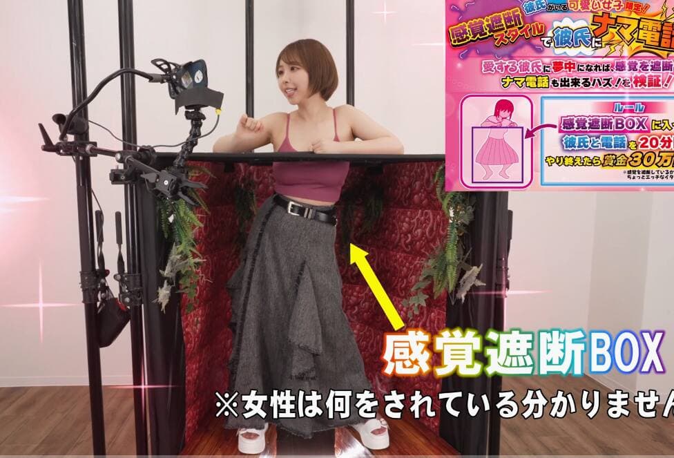 桌子上面和男友视频，桌子下面被TK