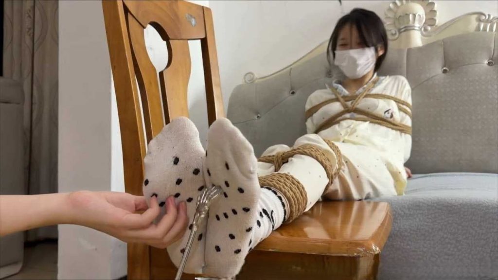家居白袜女孩被绑起来TK1，被挠的都快受不了了
