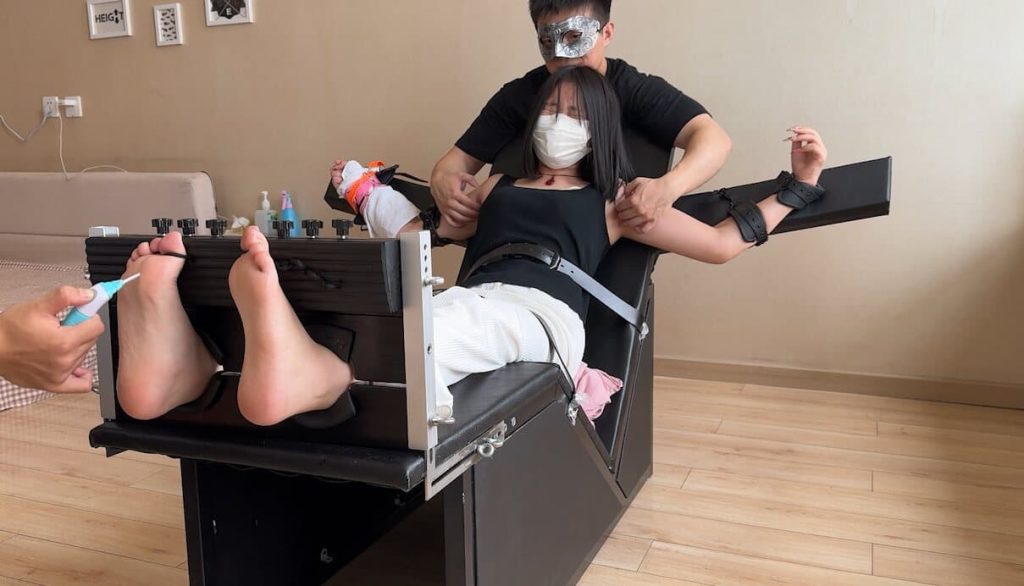 小鹿 强烈推荐！必下精品！真实怕痒的妹子