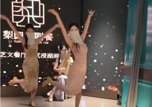 博主在商K拍的按摩TK视频，超真实