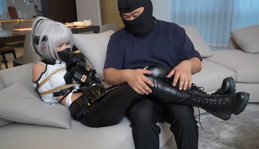 象人定拍-小0-COS麦晓雯 coser回家后遭遇的驷马绑架！